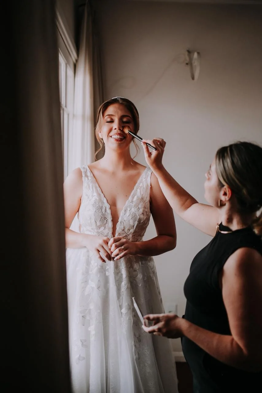 Karol Carminatti maquiando noiva no dia do casamento em Florianópolis