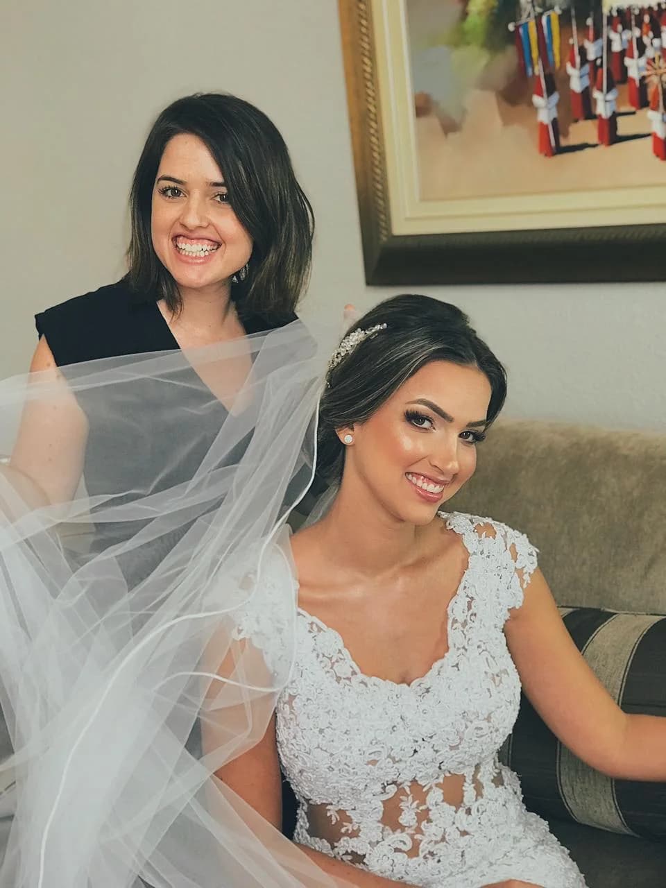 Karol Carminatti e noiva prontas para o casamento, sorrindo juntas
